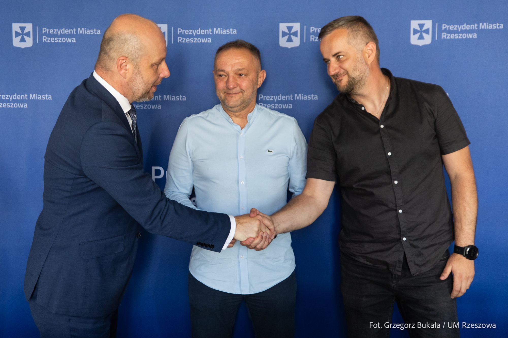 zdjęcie z podpisania przez Prezydenta Miasta Rzeszowa Konrada Fijołka, dw&oacute;ch um&oacute;w doyczących drogowych inwestycji, fot. Grzegorz Bukała, Urząd Miasta Rzeszowa